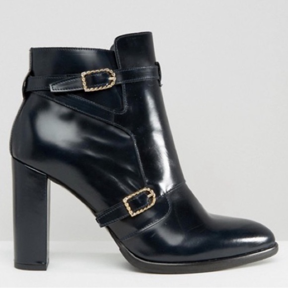 Gigi Hadid -Tommy Hilfiger buckles ankles boots - Picture 4 of 12